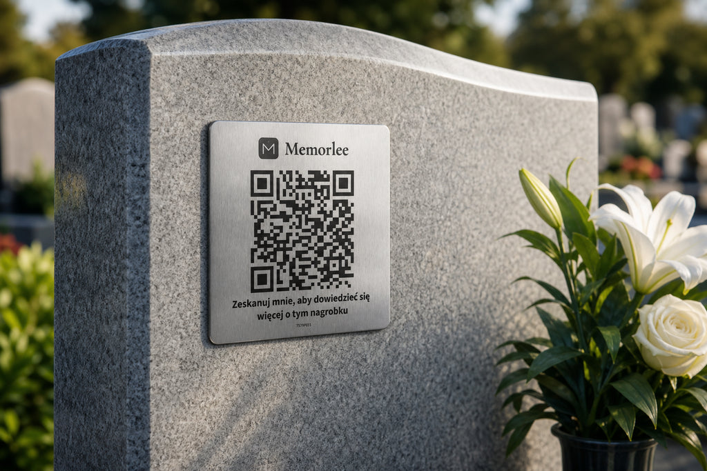 Tabliczka Memorlee QR zamontowana na nagrobku — stal nierdzewna