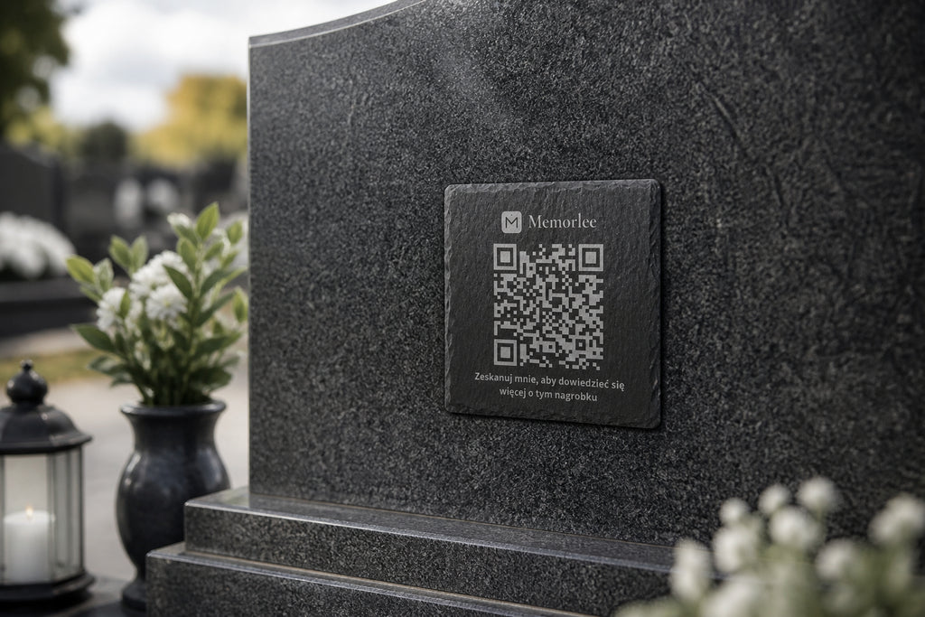 Tabliczka Memorlee QR zamontowana na granitowym nagrobku — wersja kamienna